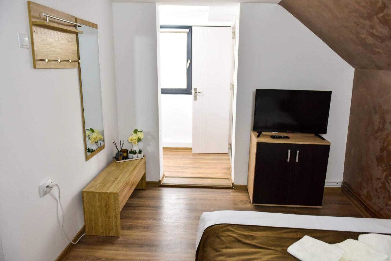 Upforest Guesthouse Călimăneşti Exteriör bild